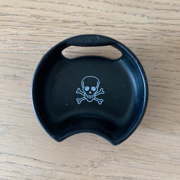 Guyot Designs Universal SplashGuard Insert for 32oz Bottle Black Skull Crossbone - Picture 1 of 3